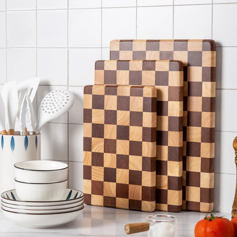 Apportez de la chaleur du style et de la gaîté avec notre planche à découper en acacia avec motif damier