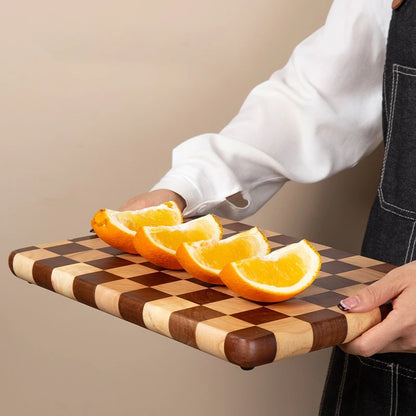 Notre planche en acacia avec motif damier peut être utilisée comme planche à découper ou comme plateau de présentation pour mettre en valeur vos plus belles préparations  