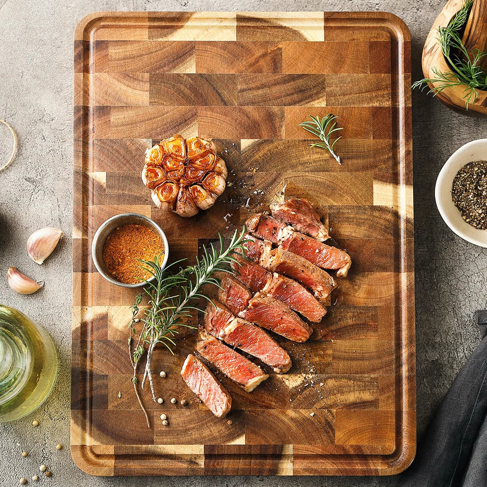 Laissez-vous inspirer par le grain naturel et la chaleur du bois d'acacia et cette planche à découper deviendra votre meilleure allié en cuisine pour régaler vos papilles et celles de vos proches avec des bons petits plats concoctés avec passion