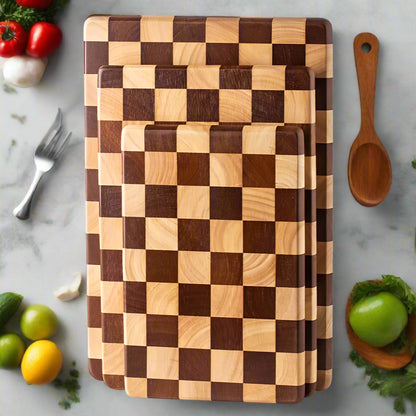 Notre planche à découper en acacia avec effet damier est disponible en trois tailles différentes