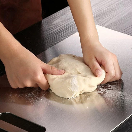 La planche à découper en acier inoxydadéale idéale pour le pétrissage de vos pates à pain à tartes ou à pizzale 