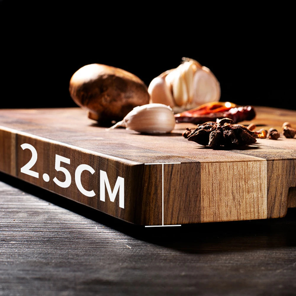 Voici une planche à découper en bois d'acacia massif dense et épaisse (2.5cm) qui embellit votre espace en apportant chaleur et élégance dans votre cuisine et dans vos assiettes 
