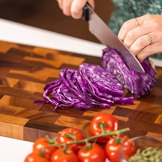 Le contraste entre l'aspect chaud de l'acacia naturel et les couleurs vives des aliments stimulera vos sens et boostera votre créativité culinaire