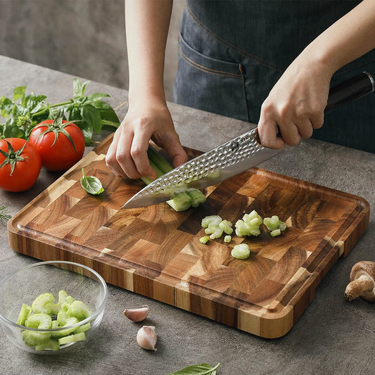 Retrouvez le plaisir de cuisiner sainement et proprement grâce à cette planche à découper en bois massif d'acacia dotée d'une rainure latérale qui permet de récupérer les jus et sucs de vos aliments préférés