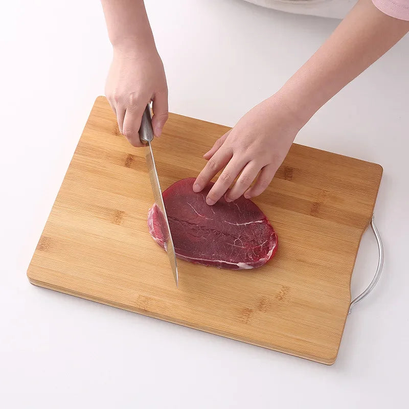 Dotée de deux faces pour une fonctionnalité et une hygiène décuplées, notre planche à découper peut être utilisée pour couper vos viandes d'un côté tandis que l'autre face peut servir à couper vos légumes ou fruits