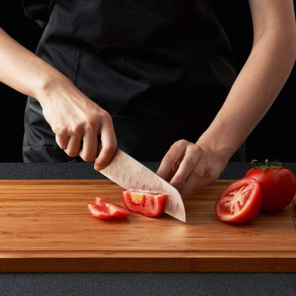 Notre planche en noyer est dotée d'une surface dense et généreuse avec une épaisseur optimale pour une stabilité maximale lors de vos préparations culinaires