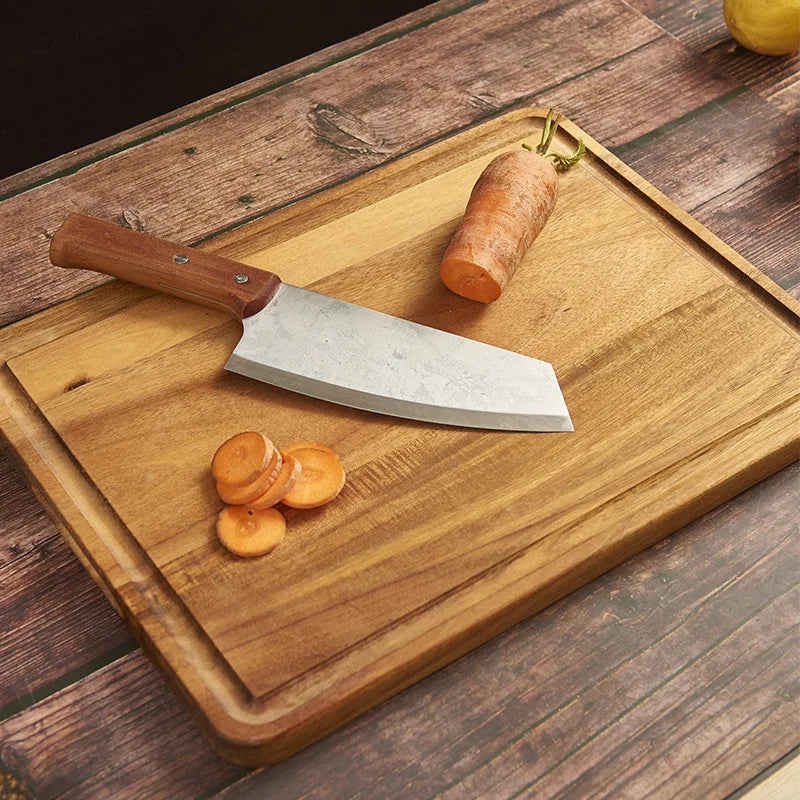 Dotée d'une surface de coupe généreuse et dense la planche à découper en noyer vous permet d'élever votre art culinaire à de nouveaux sommets 