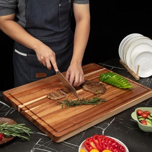 Planche à découper en bois de noyer avec rainure périphérique pour récupérer les jus de viandes fruits et légumes et en finir avec les dégâts sur le comptoir lors de vos préparations culinaires 
