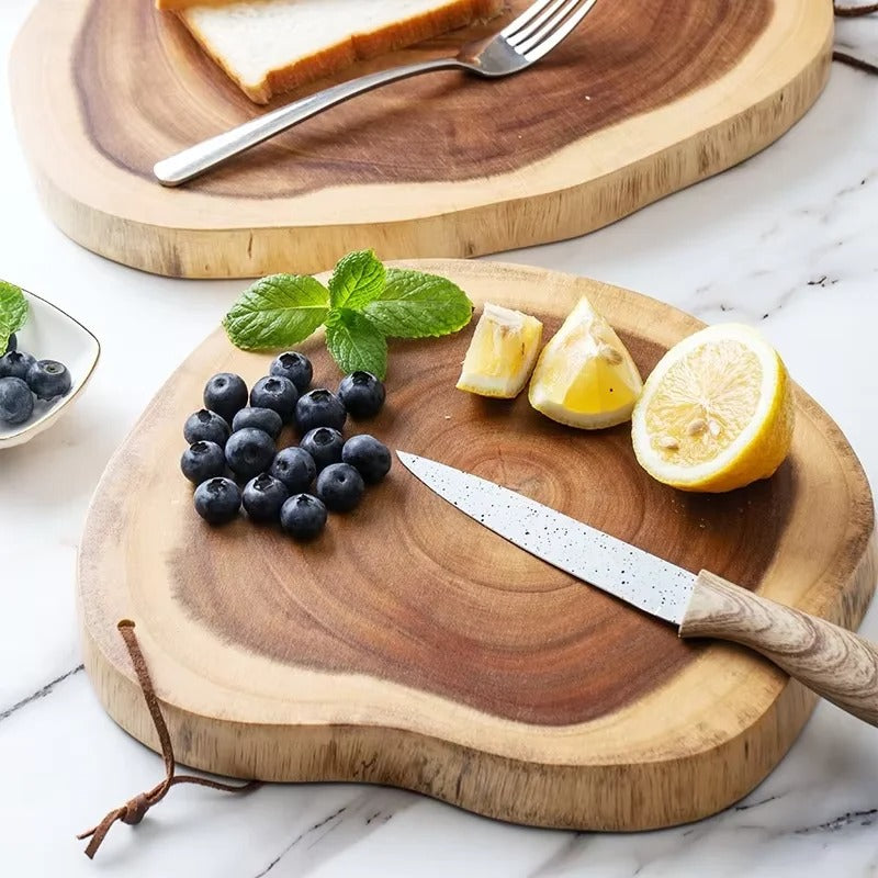 Ce plateau en bois peut être utilisé pour dresser et servir vos préparations de facon élégante et stylée tout comme il peut servir comme planche à découper pour tous vos aliments préférés