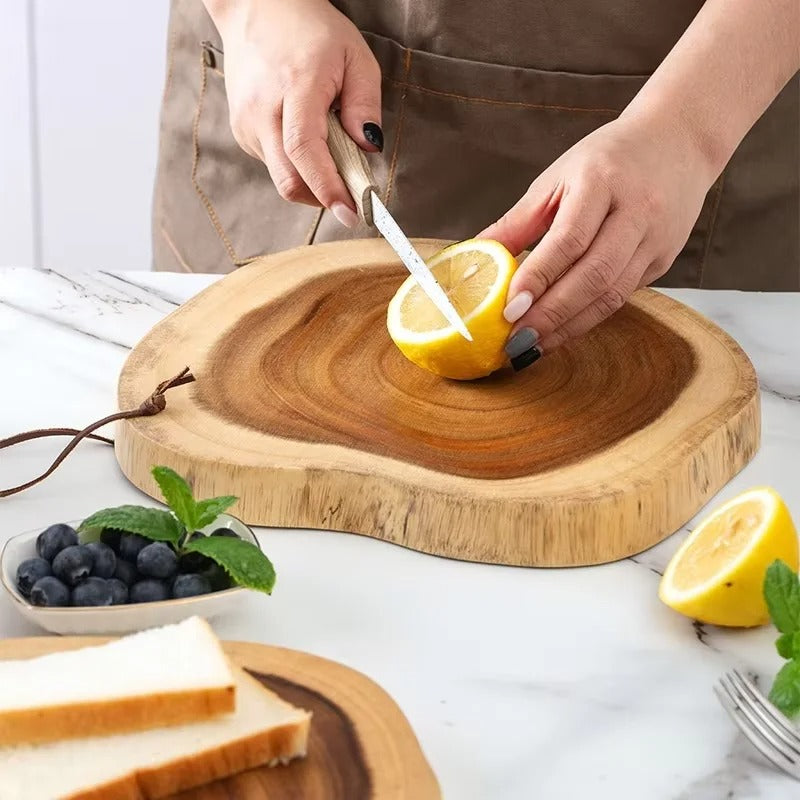 Ce plateau en bois naturel d'acacia peut être utilisé pour la présentation, la décoration ou encore la découpe de tous vos aliments 