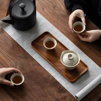 Idéal pour l'heure du thé ou du café, ce plateau en bois de noyer saura apporter une touche de chaleur et d'élégance à vos moments précieux