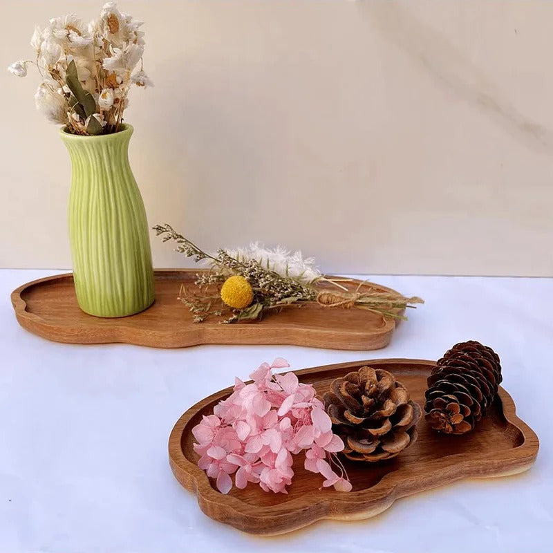 Marre des décos froides qui se ressemblent toutes? Sublimez votre intérieur, apportez une touche de chaleur et de caractère avec nos plateaux en bois de noyer