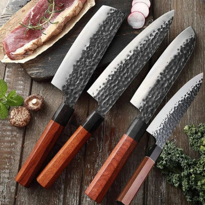 Notre set de couteaux japonais Katanife comprend 1 couteau de chef polyvalent pour toutes vos découpes principales 1 couteau de désossage pour préparer viandes et poissons avec précision 1 couteau d'office pour les travaux minutieux et le parage des légumes 1 couteau santoku pour émincer ciseler hacher et trancher avec efficacité