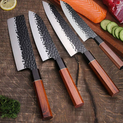 Set de 4 couteaux de cuisine indispensable comprenant 1 couteau de chef polyvalent pour toutes vos découpes principales 1 couteau de désossage pour préparer viandes et poissons avec précision 1 couteau d'office pour les travaux minutieux et le parage des légumes 1 couteau santoku pour émincer ciseler hacher et trancher avec efficacité