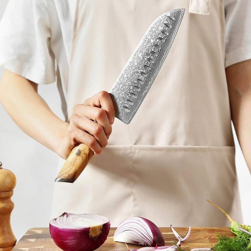 Couteau Santoku en acier Damas avec somptueuse poignée en bois d'olivier