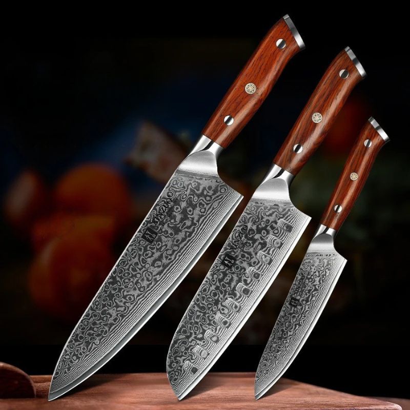 Le set comprend trois couteaux en acier Damas véritable dont un couteau de chef un couteau Santoku et un couteau utilitaire