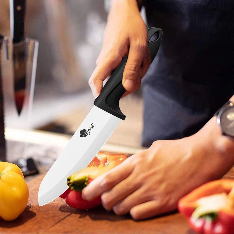 Couteau utilitaire muni d'une élégante lame en céramique zircon se prolongeant en un manche ergonomique robuste et antidérapante. Redécouvrez le plaisir de cuisiner efficacement sans ne compromis sur la qualité