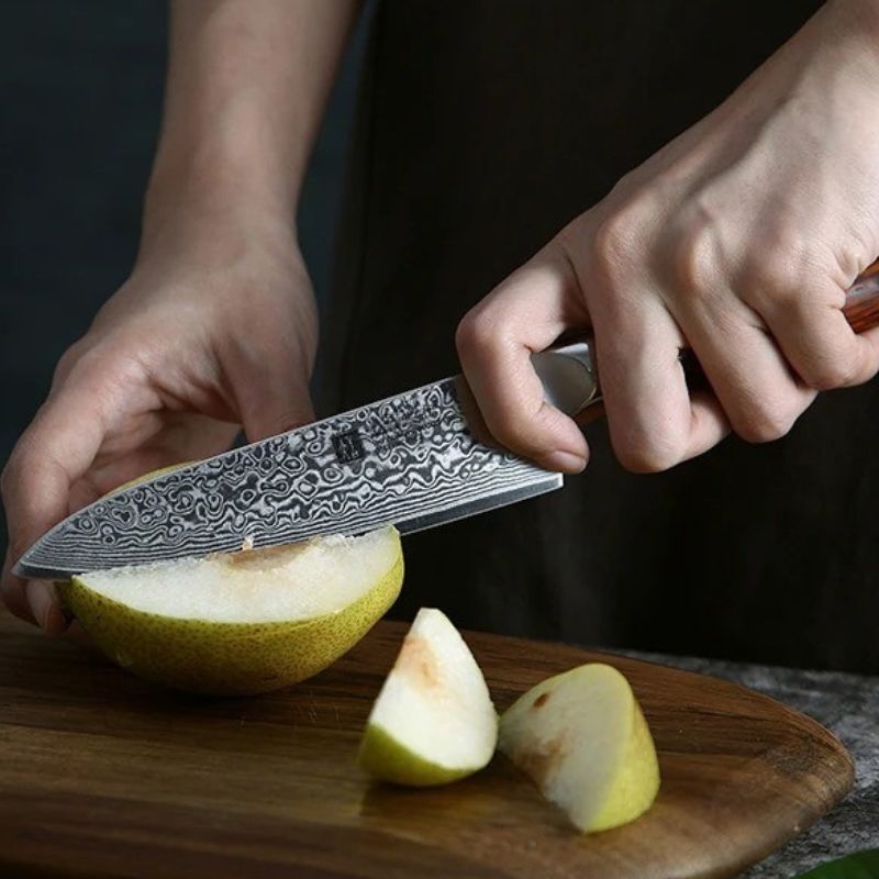 Couteau utilitaire en acier Damas idéal pour couper les fruits comme les quartiers de poire ou pomme