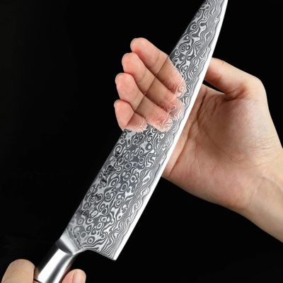 Le procédé de fabriction artisanal donne lieu à ces ondulation typiques  des lames en acier Damas