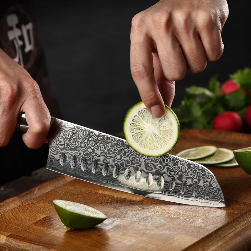 Couteau Santoku en acier Damas authentique avec poignée en bois d'érable sycomore. Pour tranches vos aliments avec la finesse et précision d'un chef