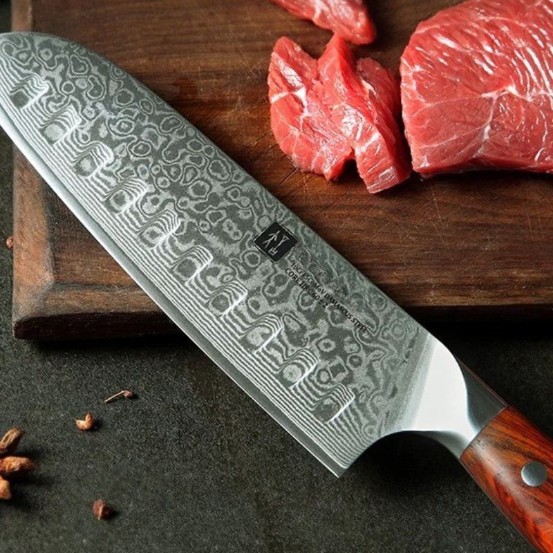 Couteau Santoku en acier Damas idéal pour trancher les viandes