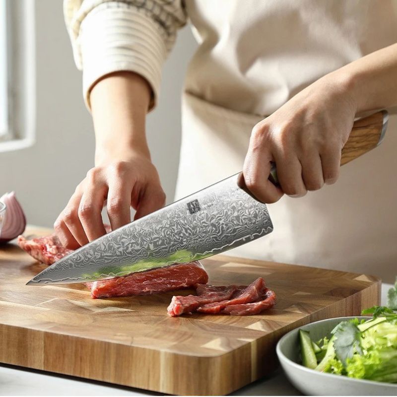 Couteau de chef en acier damas avec poignée en bois d'olivier idéal pour trancher les viandes 