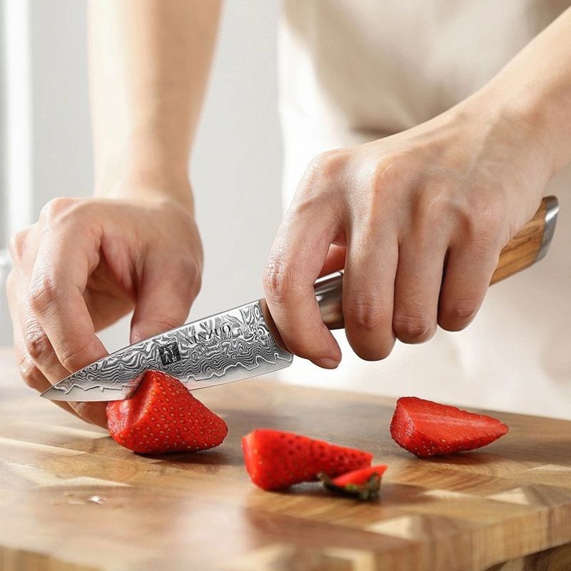 Couteau d'office en acier Damas et sa somptueuse poignée en bois d'olivier idéal pour couper les fraises et autres fruits et légumes