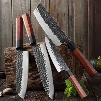 Nos lames sont forgées à la maindans la pure tradition japonaise dans un acier inoxydable renforcé au carbone offrant une durabilité exceptionnelle et un tranchant qui reste affûté plus longtemps. Chaque lame se prolonge en un magnifique manche en bois de palissandre pour une prise en main optimale, une véritable extension de votre talent culinaire