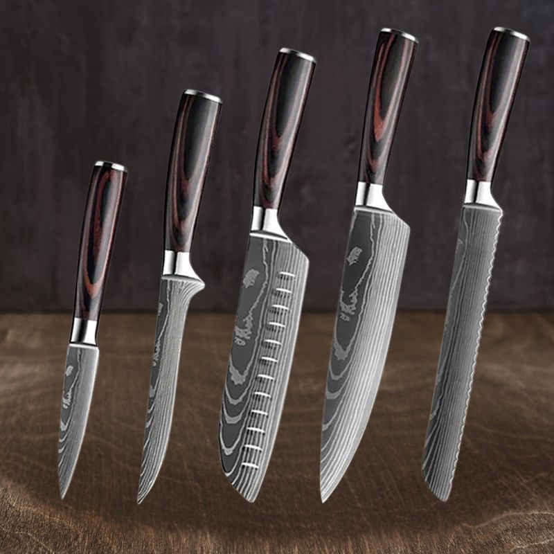 Set de 5 couteaux de stye Japonais indispensable comprenant 1 couteau d'office 1 couteau de désossage 1 couteau Santoku 1 couteau de chef et 1 couteau à pain pour sublimer votre art culinaire
