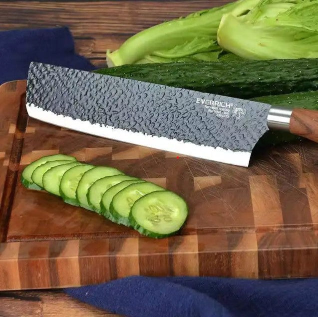Tranchez vos concombres et autres ingrédients comme un chef grâce au couteau santoku 